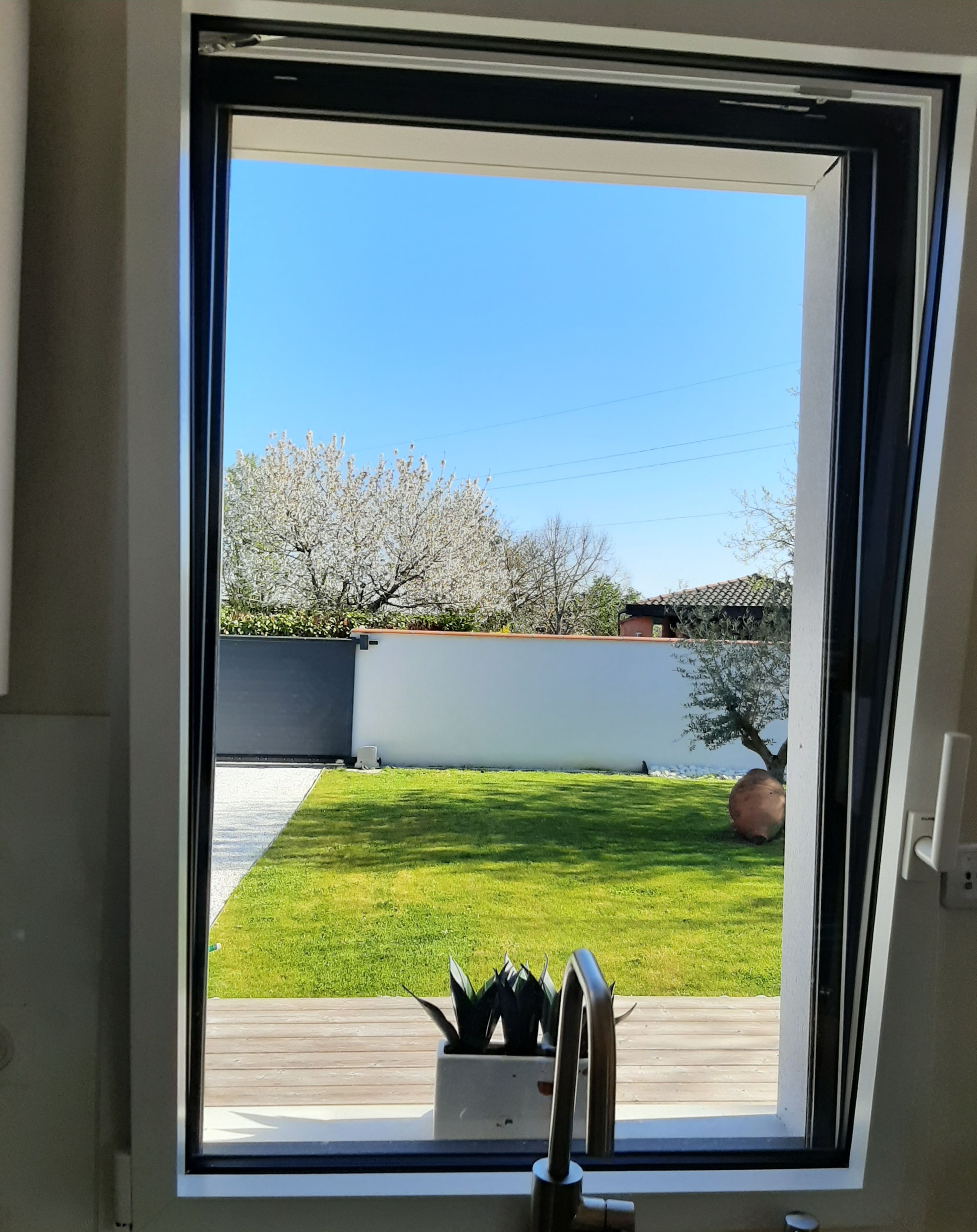 Fen&ecirc;tre oscillo-battante aluminium K.LINE &agrave; ouvrant cach&eacute; au design carr&eacute;